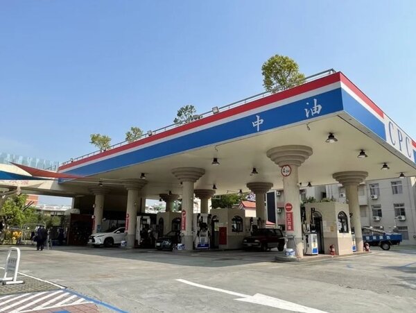 台灣中油宣布，明（17）日凌晨零時起，汽、柴油各調降0.1元。圖／中油提供