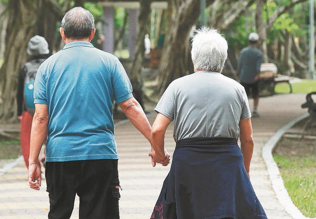 台灣將在明年進入超高齡社會，屆時每五人將至少有一人年齡超過65歲，為加強老化人口的保障、分散老化健康風險，多家壽險業推出銀髮保單，投保年齡最高可以達80歲。圖／聯合報系資料照片 