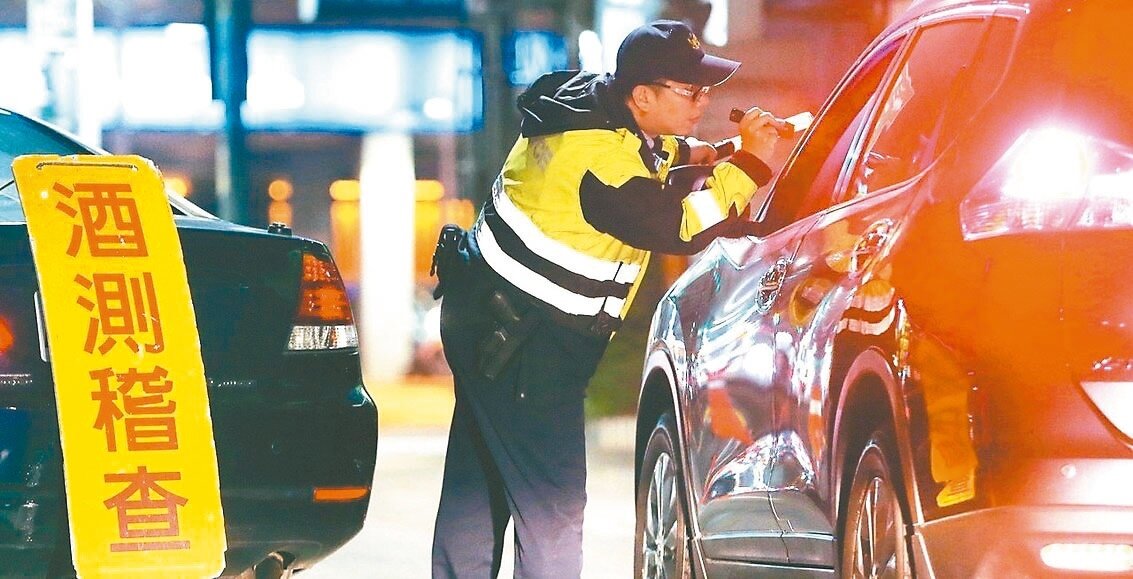 酒駕新法上路2年,警政署統計,全國取締酒駕件數呈下降趨勢,圖為警方攔查酒測。本報資料照片