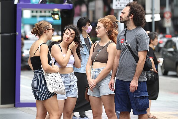 中央氣象署表示,明後2天中部以北需注意午後雷陣雨;未來一周高溫悶熱,尤其周五西半部山區、花東縱谷高溫上看36度。記者林伯東/攝影