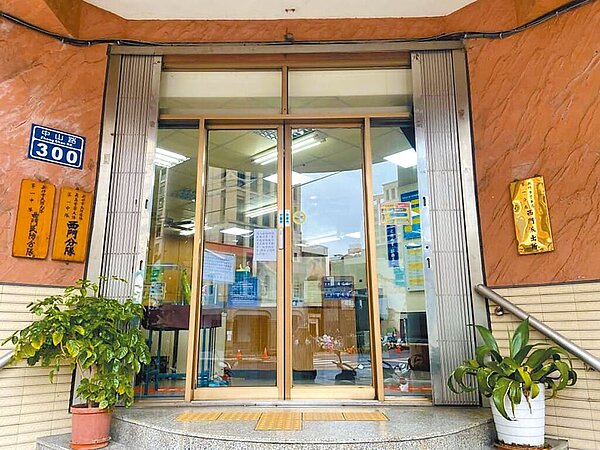 新竹市警局第一分局西門派出所洪姓副所長16日傳出頭部中彈,倒臥在派出所寢室內,被發現時已無生命跡象。圖/取自西門派出所臉書