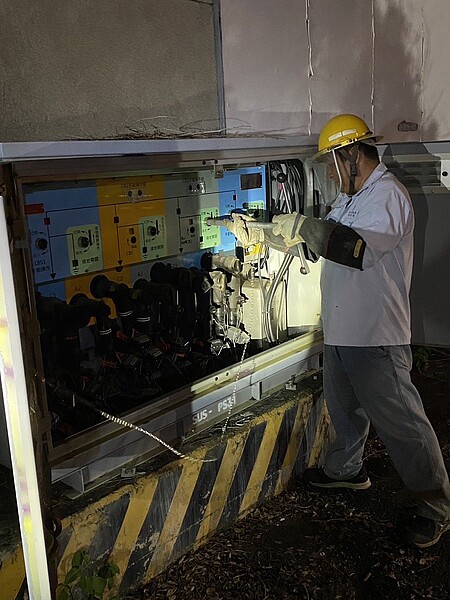屏東琉球鄉15日晚間停電,台電屏東區處調查,晚間7點半瞬間負載約1萬2475KW破歷年新高。圖/台電屏東區處提供
