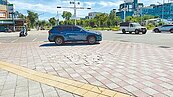 超商停車位在人行道內　車輛穿越恐違法、損地磚