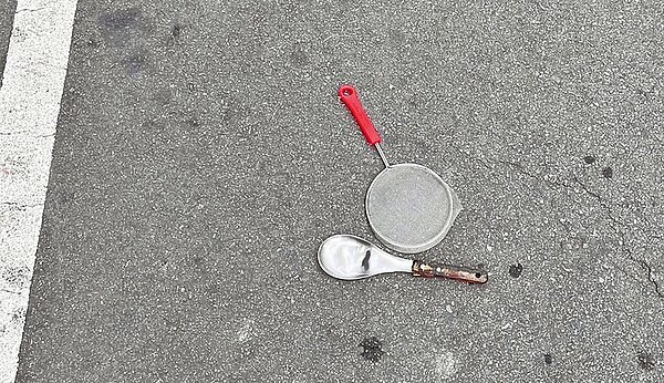 台中市中區中華路1段121號前15日下午2時從天而降鍋子、勺子,砸損行經的1白、1藍BMW車輛。(民眾提供/馮惠宜台中傳真)