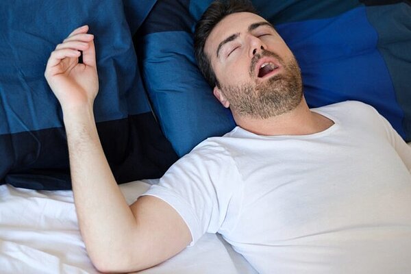 睡眠呼吸中止症病因因年齡而大有不同 影像來源:Shutterstock