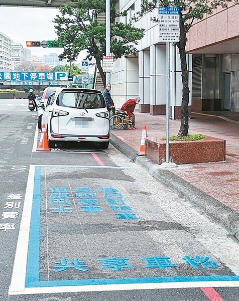 台中市推「共享車格」，讓停車空間使用更彈性；桃園也將在桃園、中壢2區試辦，成效良好將推廣。圖／中市交通局提供