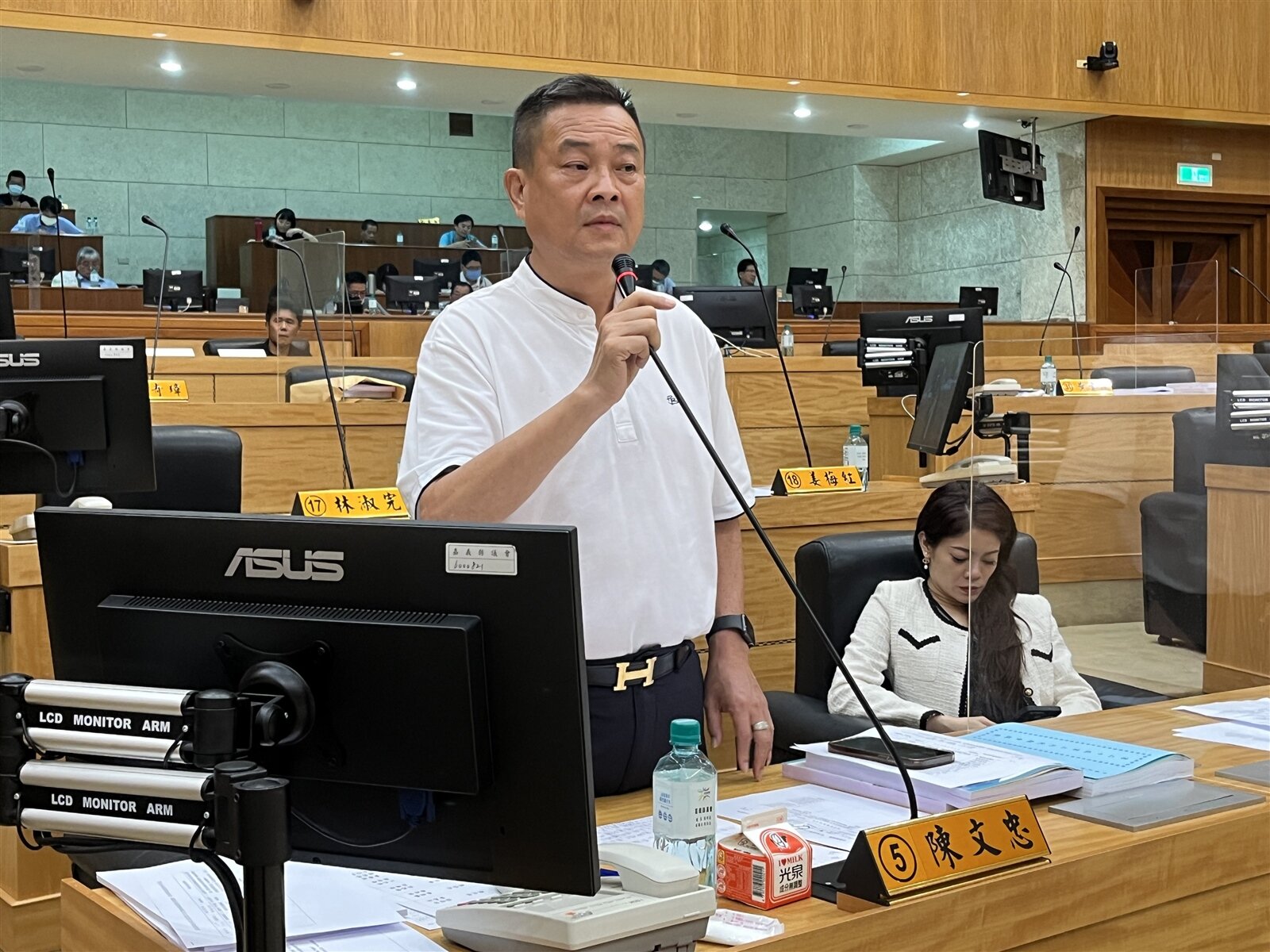 嘉義縣議員陳文忠質詢縣府教育處,要求全面檢視學校禮堂等建築安全。記者李宗祐/攝影