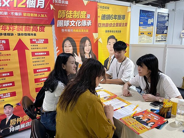 永慶房屋針對每位業務新人都有專屬師父指導,確保新人完整學習房地產交易的各個面向。圖/永慶房產集團提供