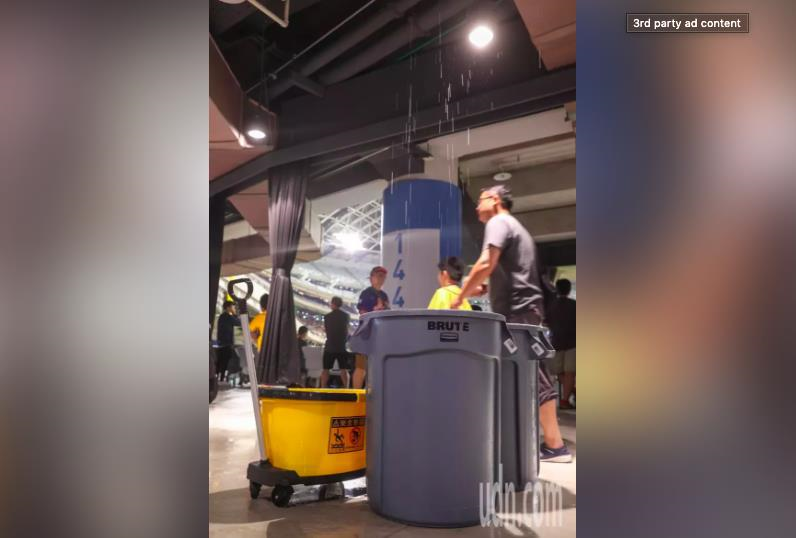 中央氣象署16日下午針對八縣市發布豪大雨特報,其中台北市升級為豪雨特報,同時在台北巨蛋舉行的中職賽事也出現漏水現象。記者葉信菉/攝影