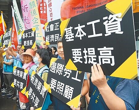 「最低工資審議會」之前舉辦的「最低工資諮詢會」26日召開,委員將進行意見交換,第1份研究報告將在諮詢會召開後1個月內上網公告。(本報資料照片)