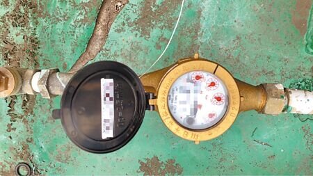 前台北市長柯文哲任內推動全面更換智慧水表,但礙於廠商不夠而暫緩,近年物價上漲,費用也從原先48億元飆升至80億元。(劉瑋晴攝)