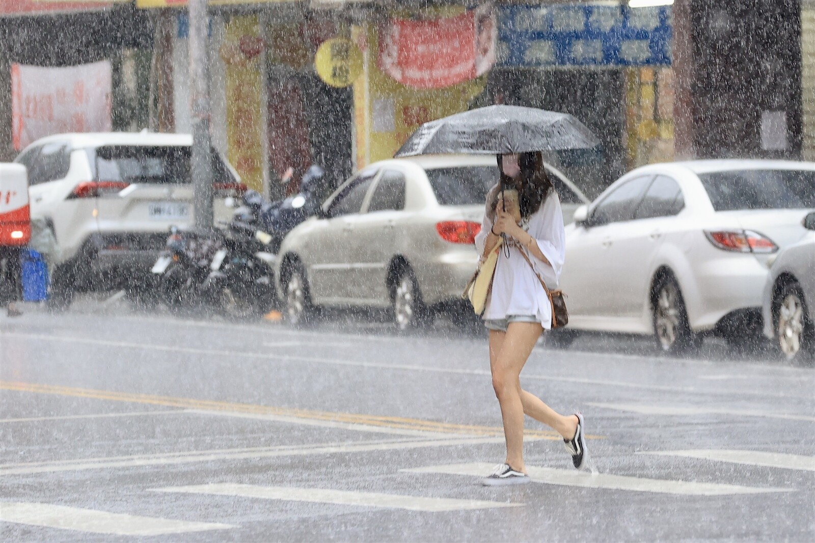 今各地山區及北部、東半部平地中午過後可能出現局部短時較大雨勢。本報資料照片 