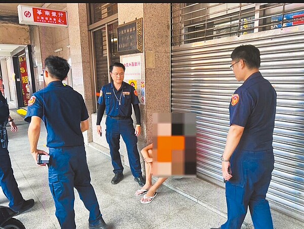 詐騙日益猖獗，鳳山警祭鐵腕，加強巡邏箱簽巡，並針對鳳山區內超商、ATM、金融機構執行巡邏勤務，6月1日至15日共計已逮18名車手。圖／高市鳳山分局提供