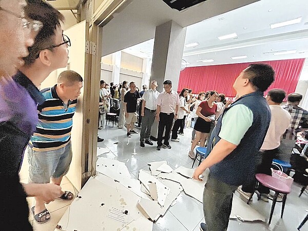 嘉義縣福樂國小17日上午舉行畢業典禮,儀式進行到尾聲時,禮堂天花板突然塌陷掉落,造成2名家長受傷送醫。圖/陳文忠提供