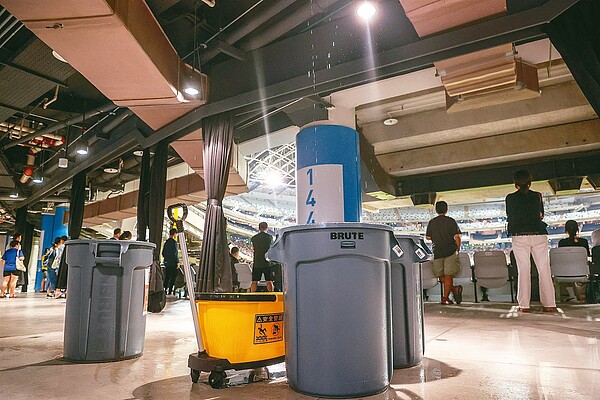 北市前一場大雷雨，不僅室內漏水，要出動大型水桶接水，場外還出現大瀑布，即使撐傘走過也會淋濕。聯合報系資料照