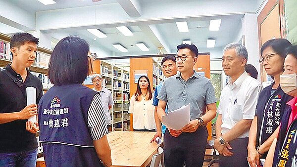 新社、石岡2座圖書館年久失修,嚴重漏水,立法院副院長江啟臣(中)17日邀客委會及台中市政府等相關單位會勘。圖/江啟臣辦公室提供