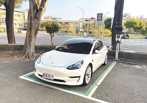 台中市電動車停車及充電收費新制，最快明年元旦上路。圖／台中市府提供