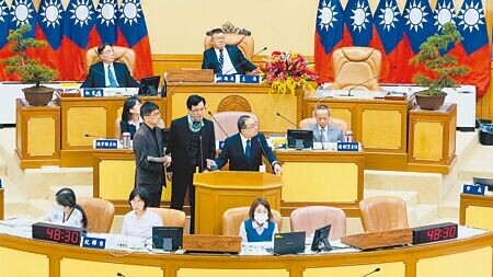 
針對綠營議員對蘆洲銀河灣計畫提出的質疑，新北市長侯友宜（二排右）表示，目前計畫仍在審議中，會傾聽大家不同的意見。（呂健豪攝）
