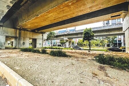 
新竹縣竹北市高鐵橋下道路閒置空間一直未有效使用，縣議員吳旭智辦會勘後，認空間利用應提供更多可能性，希望縣府超前部署。（羅浚濱攝）
