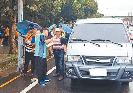 立法院社會福利及衛生環境委員會17日赴桃園考察,關心兒少交通安全議題。桃園市教育局說,有定期與監理單位稽查幼童專用車,違規以載送對象不符規定居多,呼籲業者重視幼童行車安全,務必使用合格車輛接送。(本報資料照片)