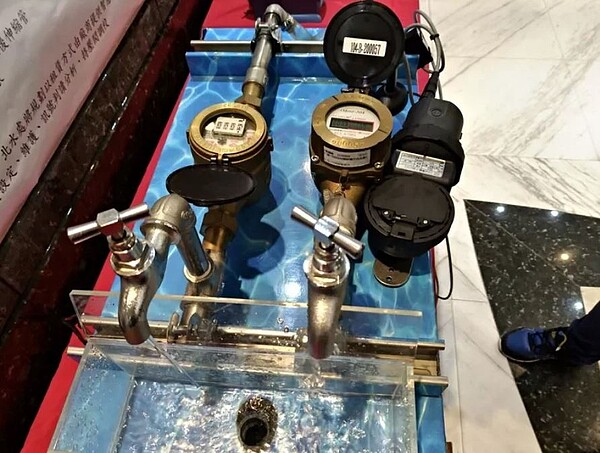 台北自來水事業處現階段將針對用水大戶裝設智慧水表(右),相較於傳統水表(左),具有即時回傳用水數據的功能。圖/北水處提供