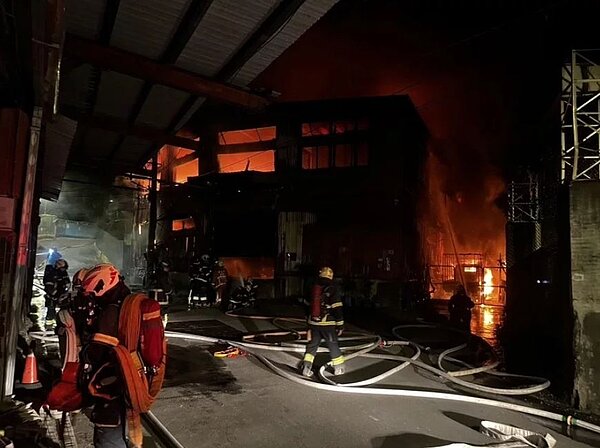 新北市三峽區橫溪路99巷1家泡棉工廠，17日晚間8時許發生火警，現場是獨棟式2層樓鐵皮廠房，消防隊趕抵時已全面燃燒，後續陸續動員46車、101人趕往搶救，沒有傳出人員受困。記者林昭彰／翻攝