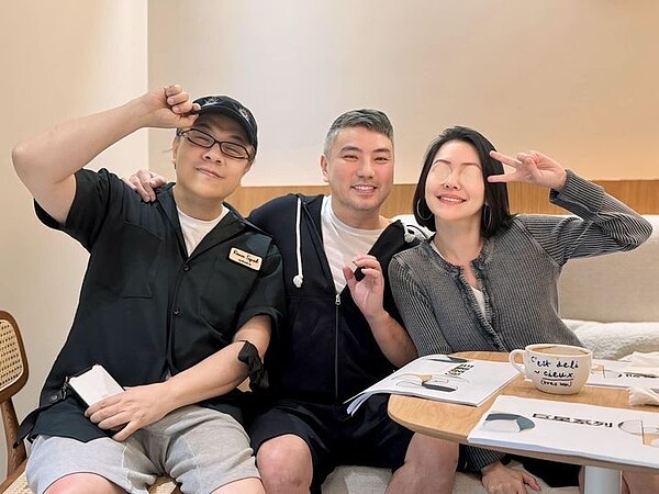 蔡康永(左起)與詹仁雄、小S一起開會討論未來合作可能。(取材自臉書)