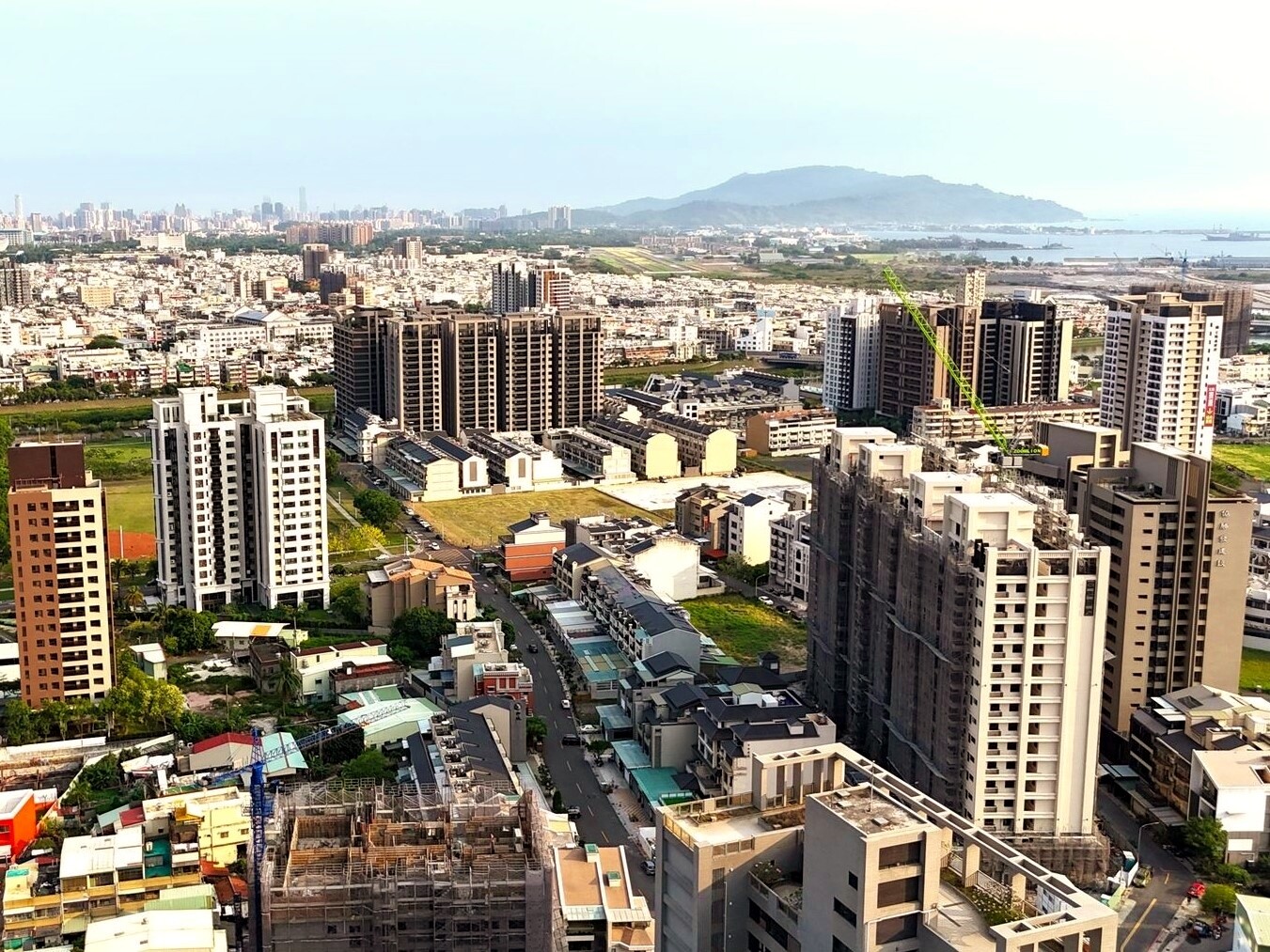 房市發爐好到不夠賣?「1數據」驚見脫手潮 專家:屋主打鐵趁熱賺很大 高雄市楠梓區是近五年七都中,中古屋房價增幅最大的行政區,單價漲幅飆破95%,近乎翻倍。房市示意圖/永慶房產集團提供