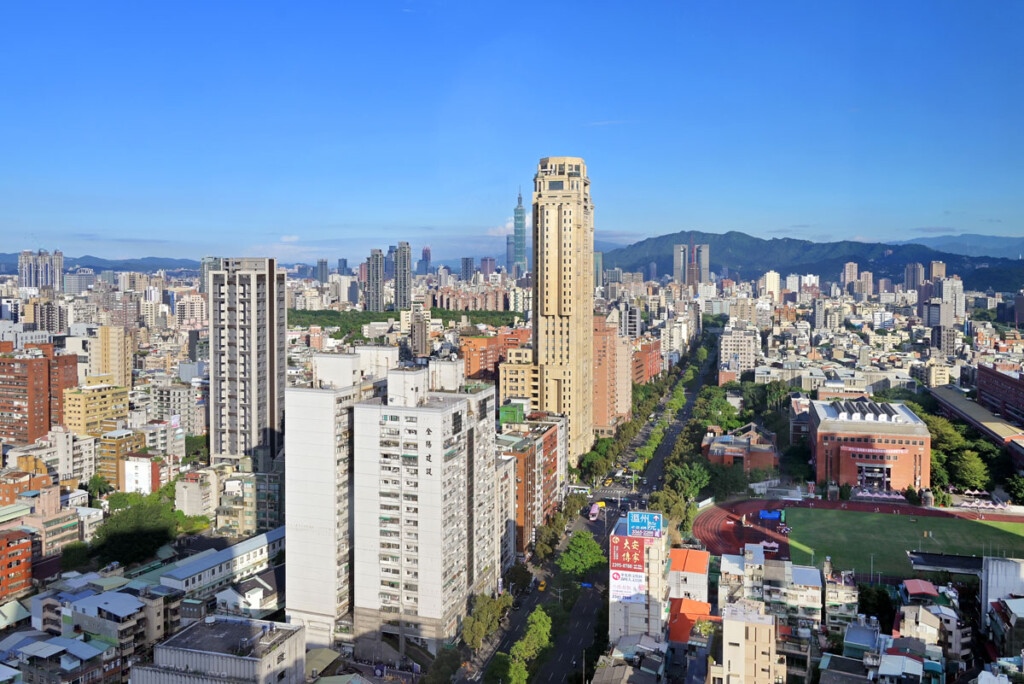 台北市新高樓、老舊房比鄰而建，然老屋仍佔多數。