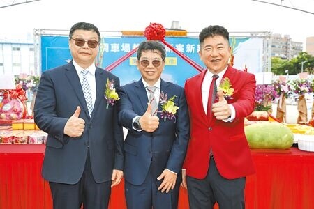 
「台鐵南港調車場—都市更新案」18日舉辦開工動土典禮。台鐵公司董事長杜微（左起）、南港國際一、二股份有限公司董事長李虹明共同主持，並邀請創意家行銷團隊董事長王明正等共同參與。（鄧博仁攝）
