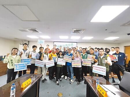 
台南市10多位跨黨派議員18日偕台南市體育總會游泳委員會共同爭取設置國際標準室內游泳池。（洪榮志攝）
