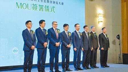 
高市府攜手全球網通大廠思科與系統整合大廠晉泰科技，18日舉行AIoT永續跨界生態系夥伴鏈結大會，預告將在高雄亞灣區設立「AIoT永續創新研發中心」。（柯宗緯攝）
