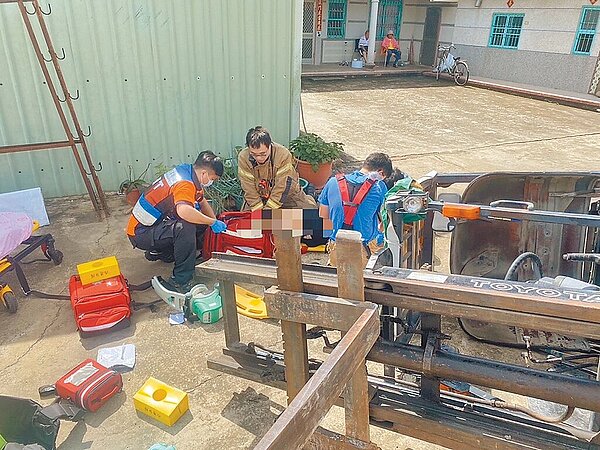 台南市西港區18日上午發生工安事故,一輛堆高機意外翻覆,30歲陳姓男駕駛的頸部恰好被車棚壓住,約20分鐘救出時已無生命跡象。圖/民眾提供