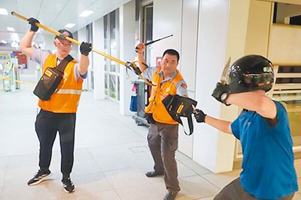 台中捷運列車5月21日發生隨機砍人事件,引發各界對大眾運輸工具安全的重視,為提升安全防護措施,中捷宣布將實施「列車班班有保全或警察」措施。圖/台中市府提供