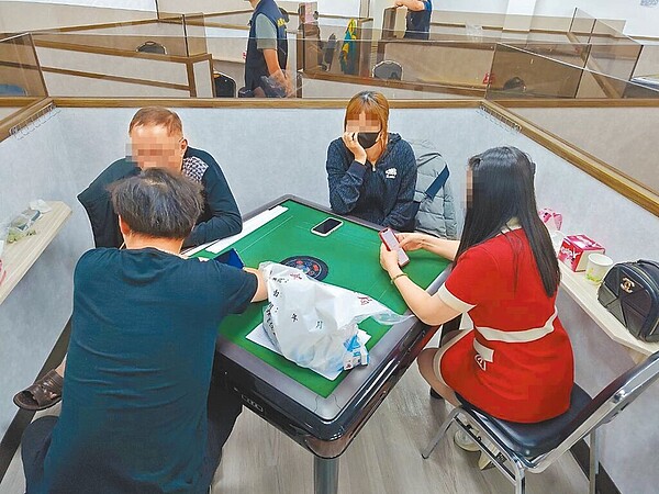 桃園警分局上月破獲桃園區一間棋牌館,表面上是休閒娛樂麻將,實則經營職業賭場。圖/翻攝照片