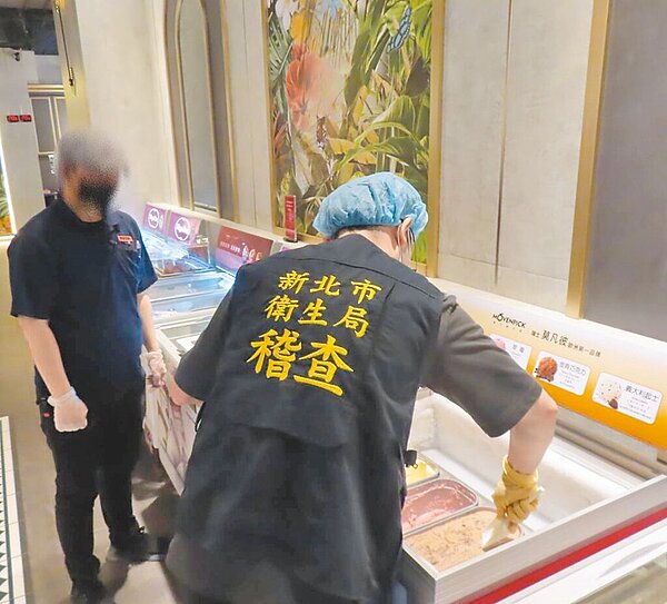 新北市衛生局稽查人員至新馬辣新店裕隆城店採集食物檢體。圖/新北市衛生局提供