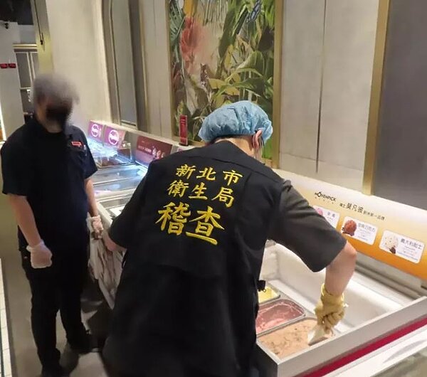 新馬辣新店裕隆城店傳疑似食物中毒事件,新北衛生局命該店自6月17日起暫停作業。圖/新北衛生局提供
