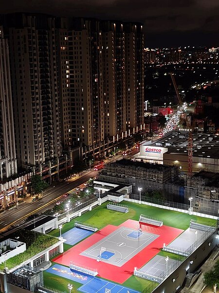 新竹市東區的社區「晴空匯」18日晚間又傳出火警。圖／取自臉書爆廢1公社