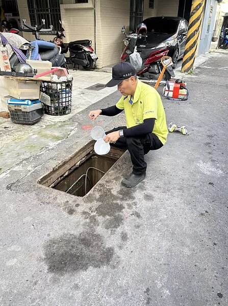 高雄市登革熱疫情嚴峻,市府防疫團隊進行環境病媒蚊密度調查。圖/高雄市衛生局提供