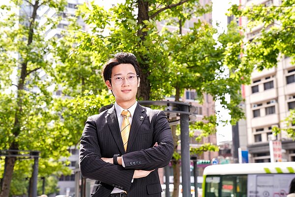 永慶房屋林祺凱堅持把屋況及周遭行情資訊誠實告訴消費者，這是他房仲職涯一路上堅持的信念。圖／永慶房產集團提供