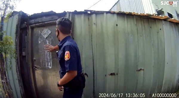 警方敲門業者拒不開門。圖／新北市環保局提供