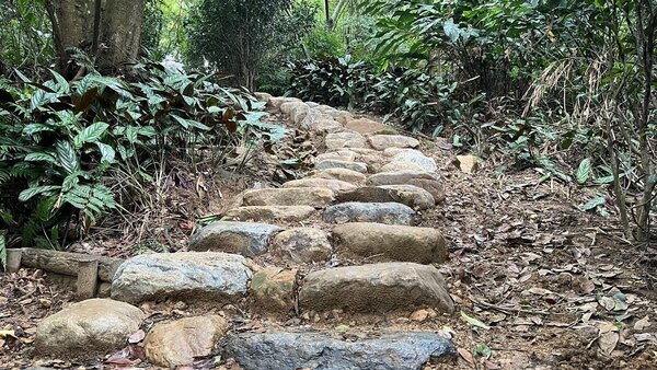 以塊石堆砌而成的砌石階梯，營造自然步道。圖／新北市觀旅局提供