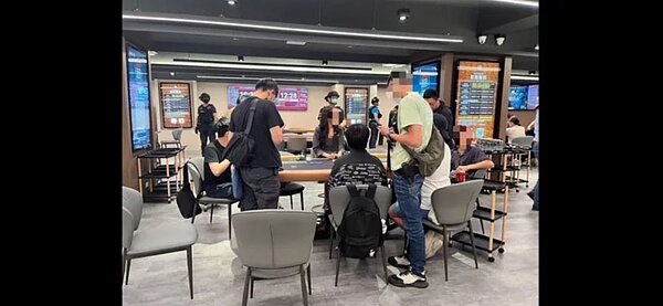 台北市大安警分局18日晚間攻堅光復南路一家非法德州撲克賭場,該賭場疑似由百萬網紅滴妹男友、知名撲克牌手「I.C Charlie查理」,Youtuber網紅「小六」合資經營。記者廖炳棋/翻攝