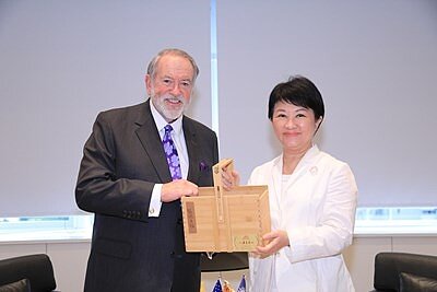 美國阿肯色州前州長拜會中市府,盧秀燕力邀該州代表企業「沃爾瑪」投資台中。圖/台中市政府提供