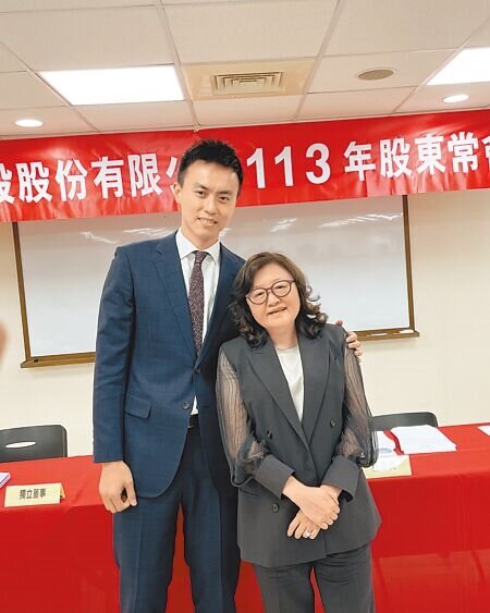 力麒建設董事長郭淑珍(右)交棒,19日股東會董事改選,由姪子郭濟綱(左)接下董事長職務,完成世代承傳。圖∕蔡惠芳