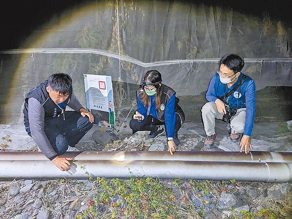 屏東縣議員吳慈慧質疑很多砂石場亂排廢水汙染到灌溉用水,對此,屏東縣環保局表示,從去年至今年5月已依違反水汙染防治法裁處9家次,裁處金額達510萬元。圖/屏東環保局提供