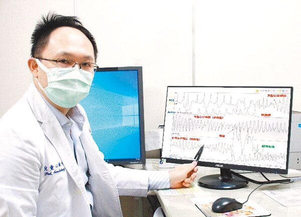 中國醫藥大學兒童醫院心臟科醫師戴以信指出，小涵因抽搐時間過長且未自行甦醒被緊急送醫，入院後被診斷為長QT症候群誘發連續不斷的多型性心室頻脈。圖／中國附醫提供