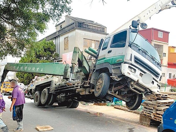 一輛水泥灌漿車在金城市區施工時，疑因路面塌陷導致車輛傾倒。圖／民眾提供