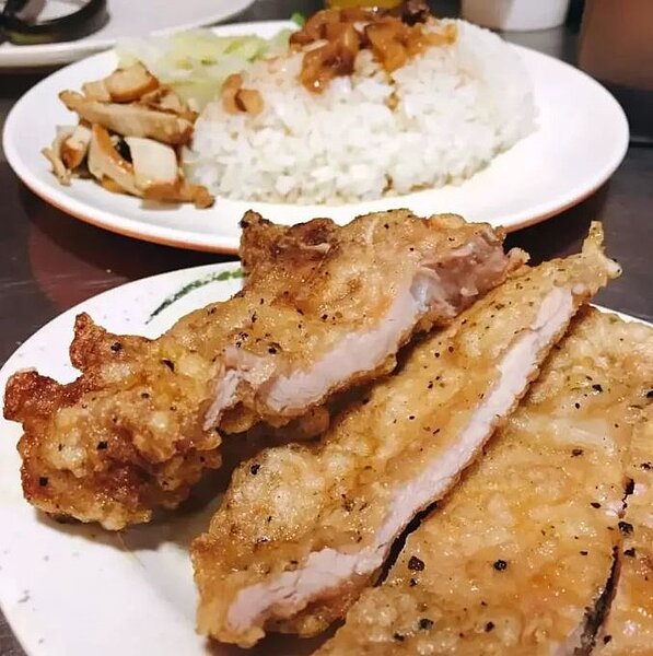 「金軒排骨」的招牌炸排骨飯。圖/摘自官方粉絲團
