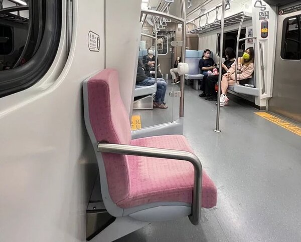 桃園8旬李姓老翁2022年搭區間車時，要求同坐博愛座的王女換位遭拒，竟罵「你不是人」、「豬狗不如」，一審判依公然侮辱罪判處拘役10日，得易科罰金10000元，李翁不服上訴，桃園地院審結，改判罰金新台幣6000元確定，本案不得上訴。記者陳恩惠／攝影